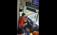 Tài xế lướt điện thoại, lái xe khách bằng cùi chỏ trên cao tốc