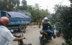 Cô gái đi xe máy bị cuốn gầm xe ben chết thảm