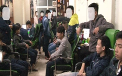 Công an Huế ập vào quán internet, bắt giữ 9 kẻ lừa đảo