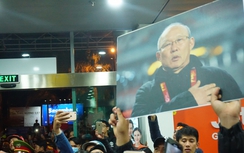 CĐV Gia Lai chật cứng sân bay chào đón HLV Park Hang-seo