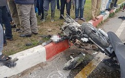 Dừng xe bên đường nghe điện thoại, bị ô tô tải đâm tử vong