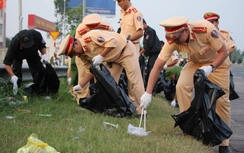 Cảnh sát giao thông Cần Thơ xuống đường dọn vệ sinh đón Tết