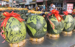 Dưa hấu khắc chữ tài lộc hút khách Đồng Nai