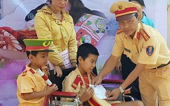 Xúc động cậu bé mù có ước mơ làm CSGT