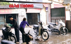 Phục vụ Tết, huy động cả gia đình rửa xe cho khách