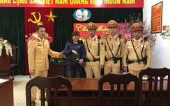CSGT Hà Nội kịp giúp 1 phụ nữ về quê ăn Tết