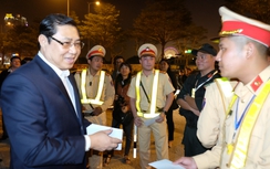 Chủ tịch Đà Nẵng chúc Tết CSGT, trẻ mồ côi đêm Giao thừa