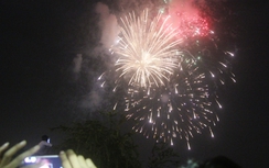 Pháo hoa rực rỡ bầu trời TP.HCM chào đón năm mới Mậu Tuất 2018