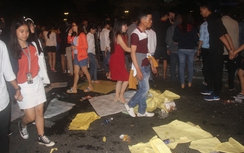 Rác tràn ngập đường sau màn bắn pháo hoa đón năm mới 2018