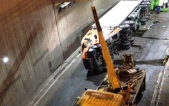 Video: Xe container lật ngang, hầm chui ngã tư Vũng Tàu tê liệt