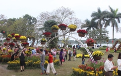 Cố đô Huế nườm nượp khách du Xuân chiều mùng 5 Tết