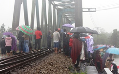 Rùng mình cảnh người dân xem đua thuyền trên... đường sắt
