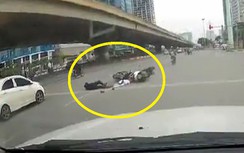 Video: Cố vượt đèn đỏ, nam thanh niên gây tai nạn nghiêm trọng