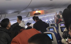 Sạc điện thoại bỗng cháy đùng đùng trên cabin máy bay