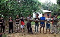 7 người đàn ông hợp sức bắt con trăn nặng 80kg ra khỏi giếng