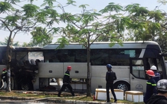 Xe khách bốc cháy ngùn ngụt, hàng chục người đập cửa kêu cứu
