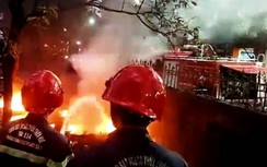 Kịp thời dập tắt vụ cháy lan khu vực để xe trường đại học