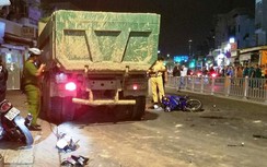 TP.HCM: Xe ben "đại náo" húc văng 6 xe máy trong đêm
