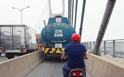 Phạt nặng tài xế xe bồn chạy vào làn xe máy cầu Phú Mỹ