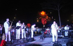 Ban nhạc của Hạm đội 7, Hải quân Mỹ hát "Nối Vòng Tay Lớn"