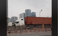 Container đâm dải phân cách, đường trên cao ùn tắc nghiêm trọng