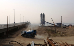 Cầu vượt biển bị uy hiếp: Di dời trạm trộn bê tông trước 31/3