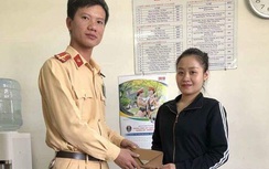 Nhặt được ví tiền, CSGT Hà Nội tìm trả người đánh rơi