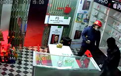 Video: Hai tên cướp bịt mặt mang bao tải đi trộm điện thoại