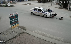 Hai mẹ con bị ô tô húc lên nắp capô khi qua ngã tư