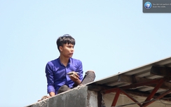 Thanh niên "ngáo đá" leo lên nóc nhà ném gạch vào đội cứu hộ