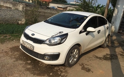 Khách đi ô tô thấy CSGT liền vứt ma túy để phi tang