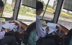 Xác minh, xử nghiêm tài xế vừa lái xe vừa xử lý giấy tờ