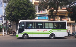 Tạm đình chỉ tài xế vừa điều khiển xe khách vừa ghi chép