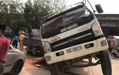 Hà Nội: CSGT giúp xử lý xe tải gặp sự cố hy hữu