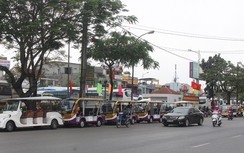 Xe trá hình chiếm bến, xe chở khách du lịch bị đẩy ra đường