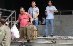 Cháy chung cư Carina: Người dân về lấy đồ, lửa bốc từ xe Attila