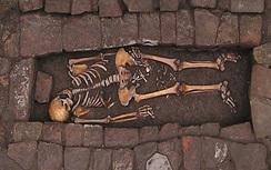 Phát hiện tử thi thai phụ trung cổ sinh con trong quan tài