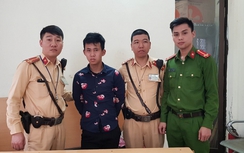 Hà Nội: CSGT chạy bộ, quật ngã tên cướp ngay giữa phố