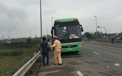 Trốn khỏi bãi vàng, một người dân tộc đi lạc được CSGT giúp đỡ