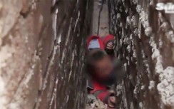 Video: Giải cứu bé trai 3 tuổi mắc kẹt giữa hai bức tường hẹp