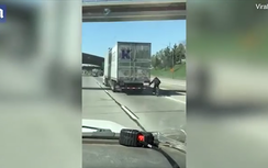 Video: Người đi xe đạp liều mạng bám ô tô tải chạy 90km/h