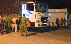 "Ma men" cố thủ trong xe sau cú tông táo tợn vào công an