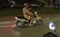Video: Địu trẻ trước ngực, vẫn vô tư bấm điện thoại khi lái xe