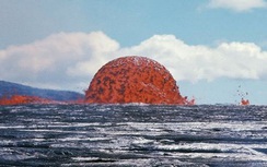 Tháp dung nham đỏ rực như mặt trời mọc giữa biển khơi