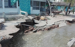 Kè đang thi công chống sạt lở bất ngờ... sạt lở