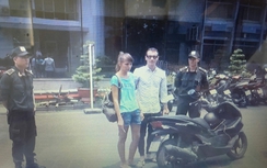 Hai người nước ngoài chạy xe ngược chiều trong Tân Sơn Nhất