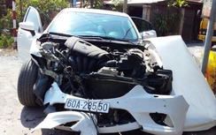 Ô tô móp đầu sau cú va chạm cực mạnh với tàu hỏa