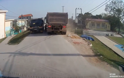 2 bé gái đi xe đạp suýt bị 'kẹp chả' giữa 2 xe tải