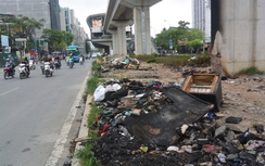Cận cảnh gầm đường sắt trên cao thành bãi rác và điểm đỗ xe