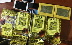 Kẻ vận chuyển ma túy cố thủ trong taxi, công an phá cửa bắt